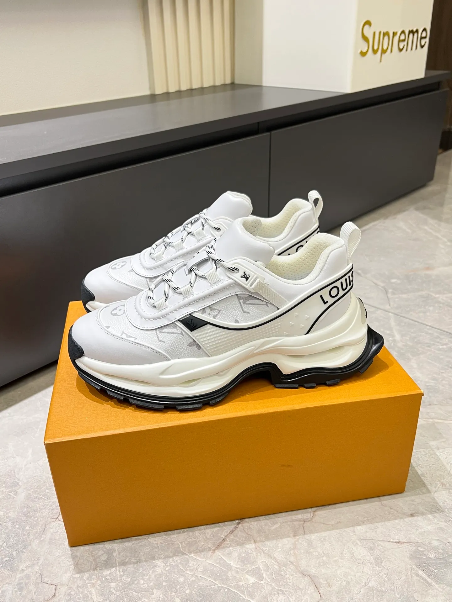 p600 "LOUI* VUITTO*" popular men's casual shoes, genuine development in Italy 💯Purchasing level quality ✔️The upper is made of first-layer cowhide, comfortable and soft sheepskin feet ⚡️ Fashionable and versatile, the toe last shape is firm and full, the soles are made from original LV molds and can be freely entered and exited the counter. Light and comfortable on the feet~Purely handmade, details determine quality! Size:39-44!
